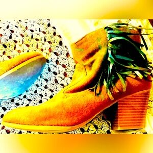 Brash Suede Tan Boots like new Size 9.5 w/ Handcrafted Painting on Fringe &Boots